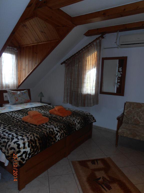 Guesthouse Agnandi Káto Loutrákion Zimmer foto