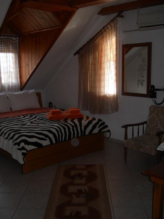 Guesthouse Agnandi Káto Loutrákion Zimmer foto