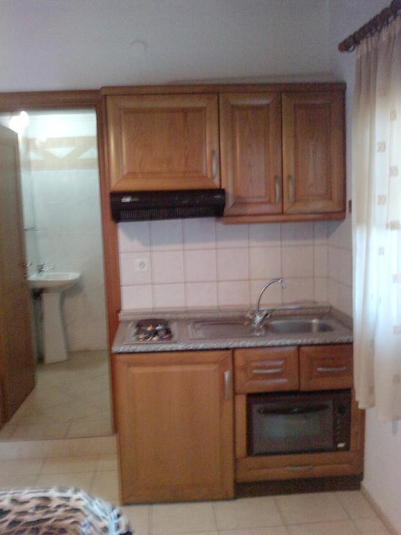 Guesthouse Agnandi Káto Loutrákion Zimmer foto