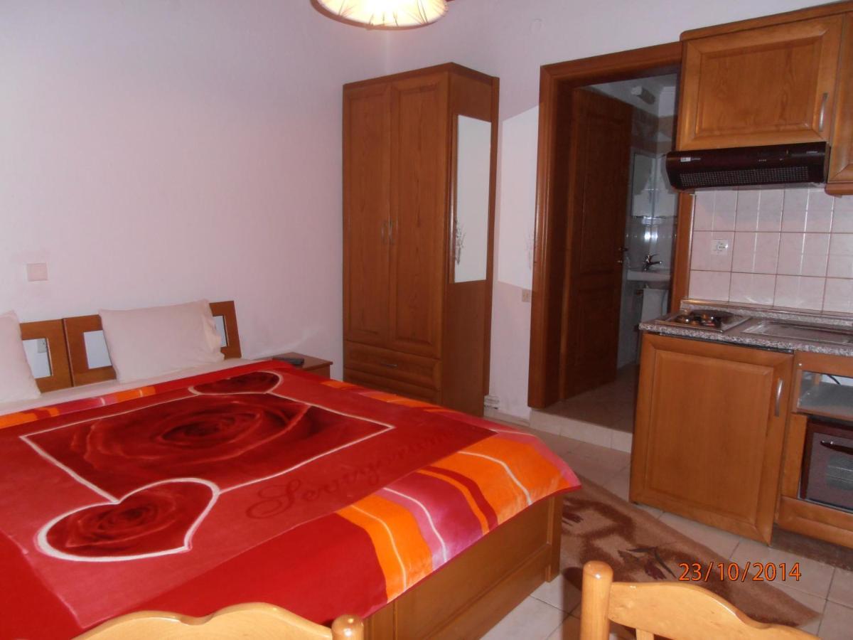 Guesthouse Agnandi Káto Loutrákion Zimmer foto